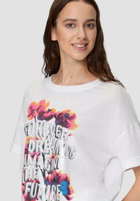 Witte katoenen t-shirt met een levendige bloemgrafiek en metalen tekst, relaxte pasvorm met korte mouwen en een ronde halslijn.
