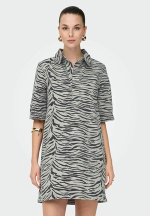 Robe à imprimé zèbre gris et noir avec des manches courtes, un col, et une coupe droite. Texture de tissu lisse, design minimaliste.