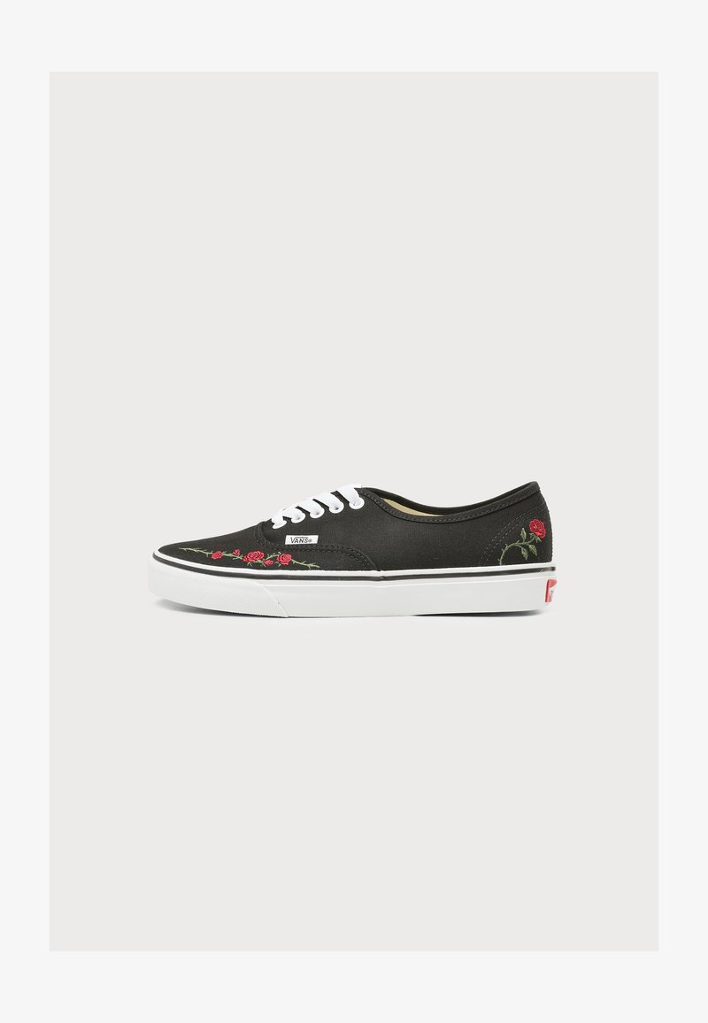 Μαύρο αθλητικό παπούτσι Vans με λευκά κορδόνια, λευκή σόλα και κέντημα κόκκινο τριαντάφυλλο στο πλάι και κοντά στα δάχτυλα.