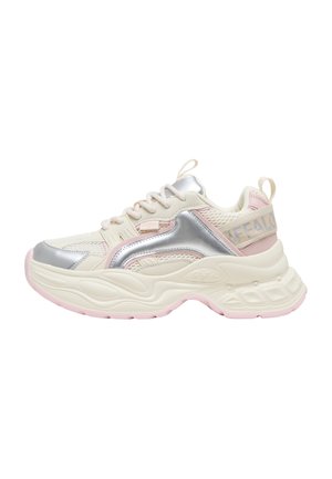 Baskets épaisses avec des panneaux crème, rose et argent, textures en mesh et cuir, languette de traction avec logo et inscription "BUFFALO" sur la sangle de talon.
