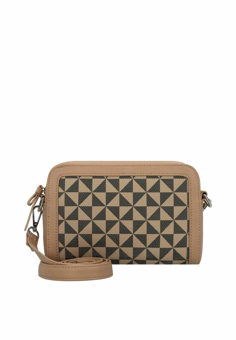 Bolso bandolera beige hecho de material texturizado que presenta un patrón geométrico de triángulos negros. Incluye una correa desmontable y herrajes plateados.