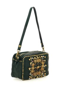 Borsa a mano in pelle verde scuro con borchie circolari dorate, rosse e turchesi che formano un motivo decorativo sul frontale, zip dorata e manico singolo.