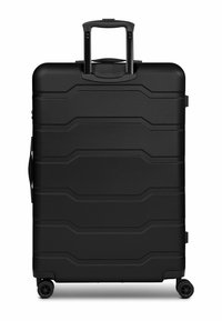 Valise rigide noire avec un extérieur texturé à rayures horizontales, une poignée télescopique et quatre roues pour une mobilité optimale.