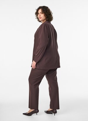 Zizzi, HOSE MIT TASCHEN UND GERADEM BEINVERLAUF - Püksid - brown