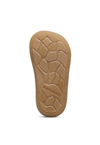 Semelle de chaussure en caoutchouc beige dotée d'un motif texturé avec des formes hexagonales et ovales. "NATURINO" et "20" sont en relief.