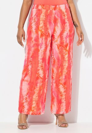 Heldere roze wijd uitlopende broeken met een tie-dye patroon dat oranje en witte accenten bevat. Zacht materiaal met een ontspannen pasvorm en zijzakken.