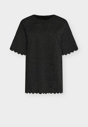 Top corto de encaje negro con manga corta, con patrón floral y bordes en forma de ondas en las mangas y el dobladillo, mostrado sobre un fondo liso.