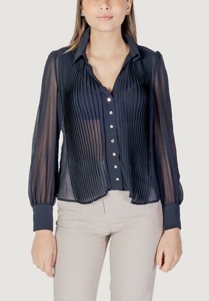 Marineblauwe geplooide blouse van transparant materiaal, met knoopsluiting aan de voorkant en manchet-sleeves. Bevat metalen knopen en heeft een vloeiende silhouet.