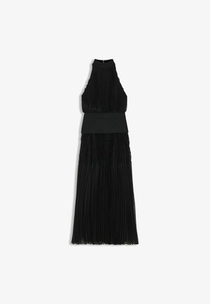 Robe noire plissée avec un col haut, un corsage ajusté et une jupe évasée. Présente une taille lisse et des détails en tissu texturé.