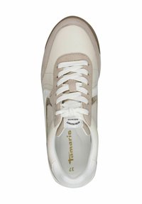 Sneaker bianca e beige con lacci bianchi, dettagli in camoscio e marchio "Tamaris" all'interno della scarpa, vista dall'alto.