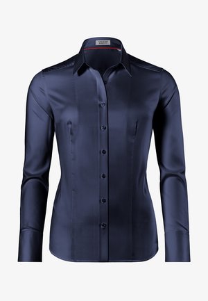 Chemise boutonnée bleu marine avec une texture lisse et brillante ; elle présente un col, des manches longues et six boutons sur le devant pour la fermeture.