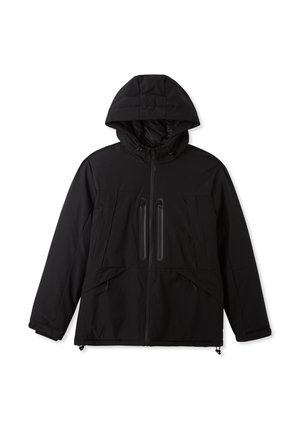 Giacca nera isolata con cappuccio, dotata di due tasche con zip sul petto, tasche laterali angolate e orlo regolabile con cordino.