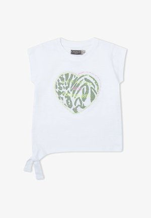 Camiseta blanca de manga corta para niño pequeño con un nudo lateral y un gráfico de corazón que dice "Soñando nuevas aventuras" en verde, rosa y amarillo.