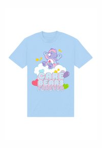 Světle modré tričko s fialovým medvědem s roztaženýma rukama na oblacích, obklopeným hvězdami a textem "CARE BEARS FOREVER" tučným písmem.