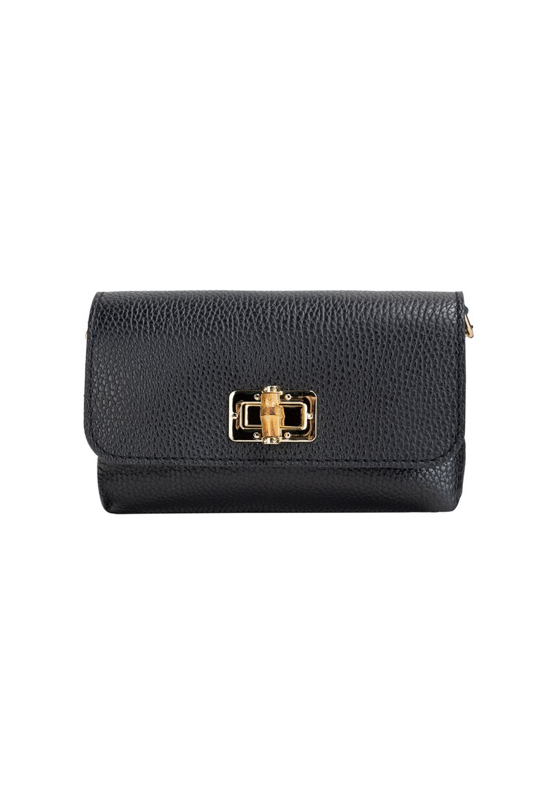Sort læder clutch-pung med en struktureret overflade, guld hardware-låsdetalje og en fold-over design. Har en lynlås på den ene side.