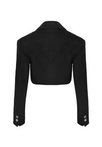 Chaqueta negra corta con hombros estructurados, solapa ancha y mangas largas. Presenta botones plateados en los puños de las mangas. Textura de tela lisa.