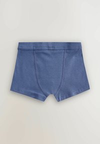 Boxeri pentru băieți, din țesătură albastră cu textură ribbed, cu detalii de cusătură pe față, așezați plat pe un fundal neutru.