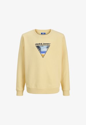 Sudadera amarilla de manga larga, con puños y dobladillo acanalados. Presenta un gráfico triangular con una escena tropical y el logo de la marca en el centro.