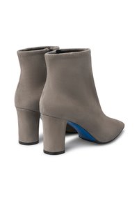 Stivali alla caviglia in suede grigio, con punta appuntita e tacco a blocco. Accento blu evidente sulla suola. Presenta una cerniera sul retro per la chiusura.