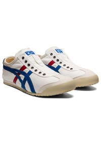Le sneakers in tela bianca presentano dettagli blu e rossi, una punta arrotondata, suola in gomma, occhielli in metallo e un'etichetta con il logo sulla linguetta.