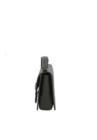 Borsa a mano in pelle nera con forma rettangolare, lati piatti, manico superiore e hardware argento ben visibile sul davanti.