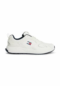 Baskets blanches avec une tige en cuir lisse, accents bleu marine et un patch logo. Présentent un bout arrondi, une semelle texturée et une fermeture à lacets.