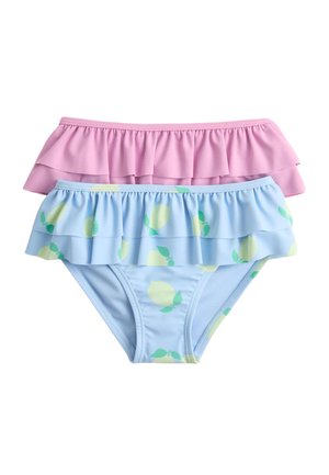 Dwa doły od bikini dla dziewczynek z warstwowymi falbankami, jeden różowy, a drugi jasnoniebieski z nadrukiem cytryn, prezentowane na białym tle.