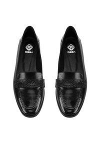 Zwarte leren loafers met een platte vorm, ronde neus en een getextureerde zwarte band met rhinestones over de voorvoet. Merklogo aan de binnenkant.