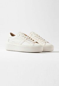 Et par off-white lavtop lædersneakers med tykke såler og snørebånd, præsenteret på en enkel hvid baggrund.