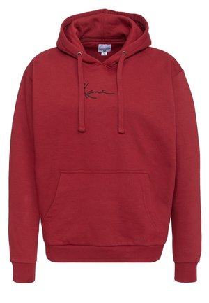Rød hoodie med frontlomme i kængurustil, snoretræk, ribstrikkede manchetter og lille sort broderet tekst på brystet.