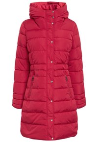 Abrigo acolchado rojo con un alto cuello, botones a presión y dos bolsillos laterales con cremallera. Presenta secciones acolchadas para aislamiento y calor.