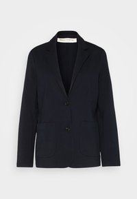Marineblauwe blazer van zacht materiaal, met een enkele knoopsluiting, twee voorzakken, met gesneden revers en een getailleerde pasvorm.
