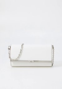 Bolso bandolera de cuero blanco con correa de cadena plateada, forma rectangular y un adorno metálico con el logotipo de la marca en el frente.