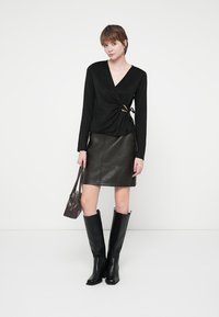 Vero Moda VMLOUISA V-NECK WRAP - Top - black detail