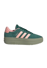 Baskets Adidas en daim vert avec des rayures roses, une doublure intérieure rose et une semelle épaisse grise, vues de profil.