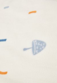 Weißer Fleece-Überwurf mit blauen und orangefarbenen Formen, darunter ein Design mit einem blauen Regenschirm, mit weicher Textur und dezenten Druckdetails.