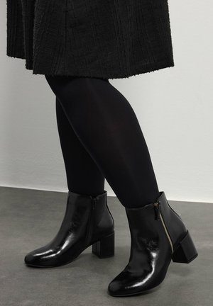 WIDE FIT - Nilkkurit - black