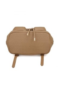 Sac en tissu beige avec une surface texturée. Présente une forme arrondie et carrée, une fermeture à cordon et des accents en cuir. Deux anses solides.