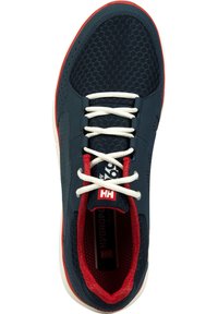 Granatowy but sportowy z białymi sznurowadłami, czerwonymi akcentami wokół kołnierza i języka oraz białą podeszwą, widziany z góry.