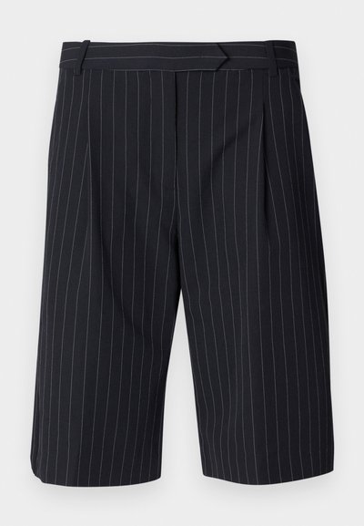 Svarte stripete shorts med skreddersydd passform, med flat front, folder og en jevn tekstur. Beltesløyfer inkludert.
