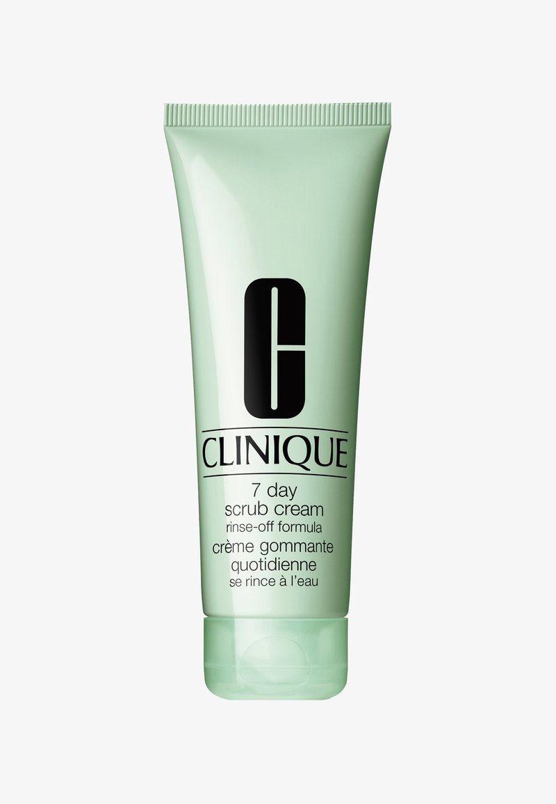 Tubo de plástico verde de Clinique 7 Day Scrub Cream. Texto negro en la parte frontal, tapa de tapa abatible, el producto tiene una fórmula que se enjuaga. Textura suave.