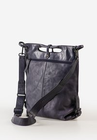 Borsa a tracolla in pelle viola scuro con finitura testurizzata, dotata di due manici superiori, una tracolla regolabile e una tasca con zip.