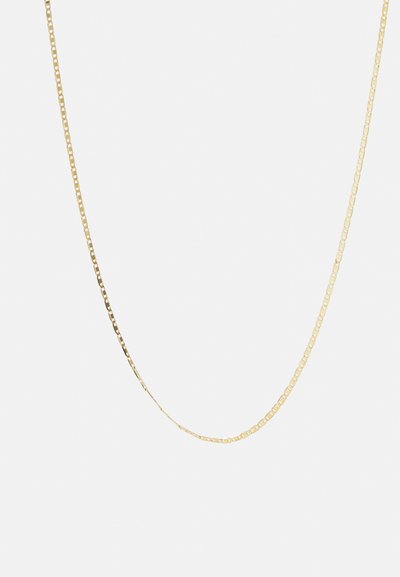 Colier din lant de aur cu un design plat, cu link-uri alungite, având o textură netedă, suspendat în formă curbă pe un fundal alb.