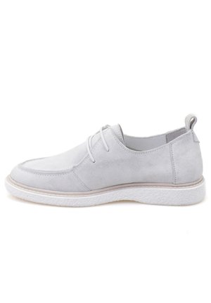 Sportieve veterschoenen - white