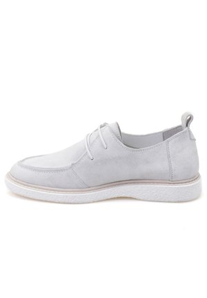 Chaussures à lacets - white