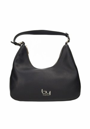 Borsa a tracolla in pelle nera martellata con cerniera dorata e piccolo logo dorato sulla parte anteriore, singolo cinturino corto con fibbia su un lato.