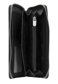 Zwarte leren portemonnee met een rits rondom ontwerp, voorzien van meerdere compartimenten, een centraal ritsvak en een gladde textuur. Accenten van zilveren hardware.