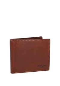 Portafoglio bifold in pelle marrone con cuciture beige e logo del marchio in rilievo nell'angolo in basso a destra su sfondo bianco.