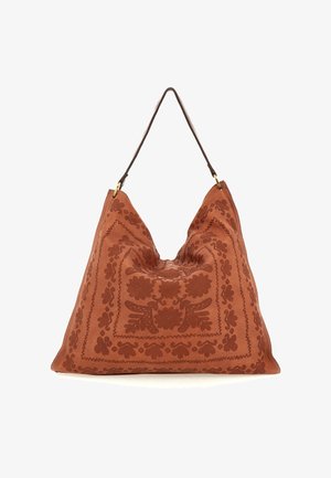 Borsa tote in pelle marrone con motivi floreali e foglie in rilievo, dotata di un'unica tracolla in pelle marrone scuro con dettagli in metallo dorato.