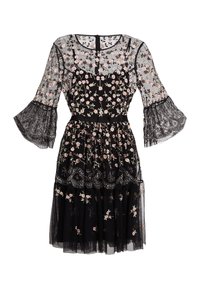 Robe noire avec broderie florale, manches longues en dentelle transparente, ourlet volanté et ceinture décorative. Texture douce avec corsage ajusté.